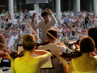 Letnie koncerty Młodej Polskiej Filharmonii - młoda polska filharmonia, koncerty, adam klocek, dwa brzegi, amfiteatr w łazienkach królewskich
