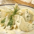 Pierogi ze szpinakiem - przepis - pierogi ze szpinakiem sos rozmarynowy przepis