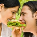 Przekonaj go do zdrowego jedzenia - mężczyźni nadwaga zdrowe odżywianie dieta