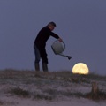 Francuza zabawy z księżycem (FOTO) - księżyc zdjęcia Laurent Laveder moon games