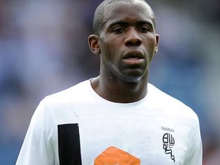 Piłkarz miał atak serca podczas meczu (WIDEO) - fabrice muamba atak serca na boisku bolton wanderers tottenham film wideo tragedia