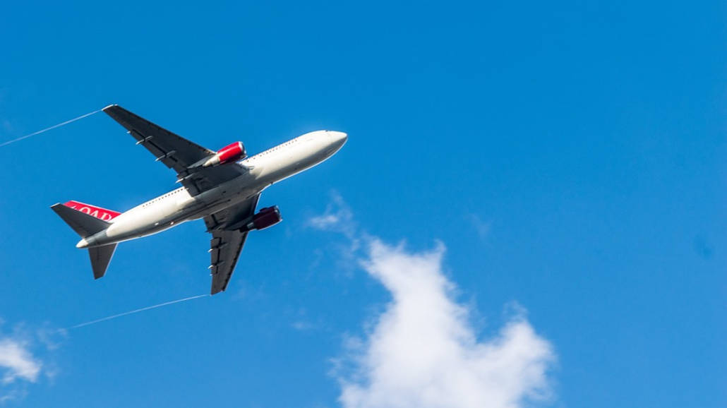 Pilot ratowaÅ‚ pasaÅźerke. ZrzuciÅ‚ z samolotu 30 ton paliwa!