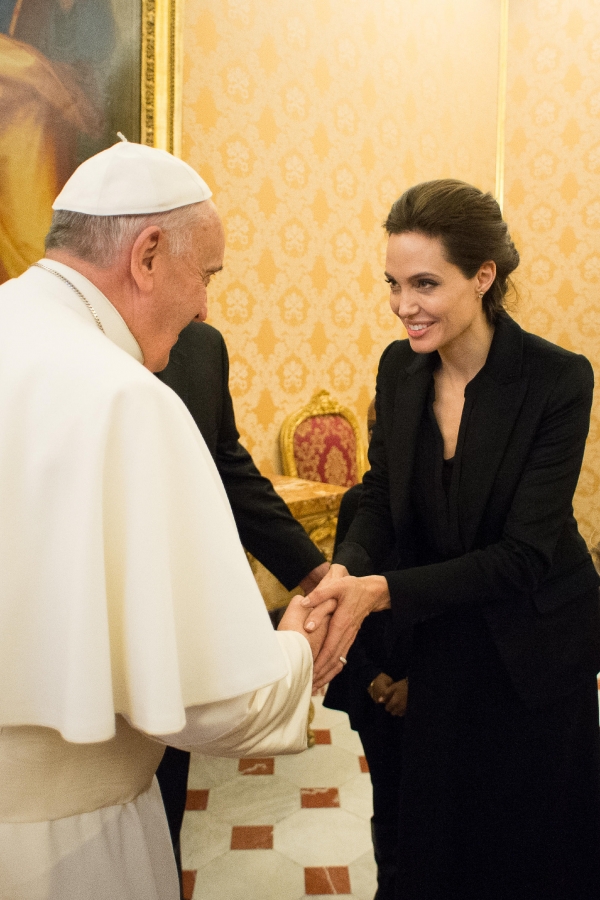 Angelina Jolie spotyka się z papieżem przy okazji pokazu filmu Niezłomny  - Zdjęcie nr 3