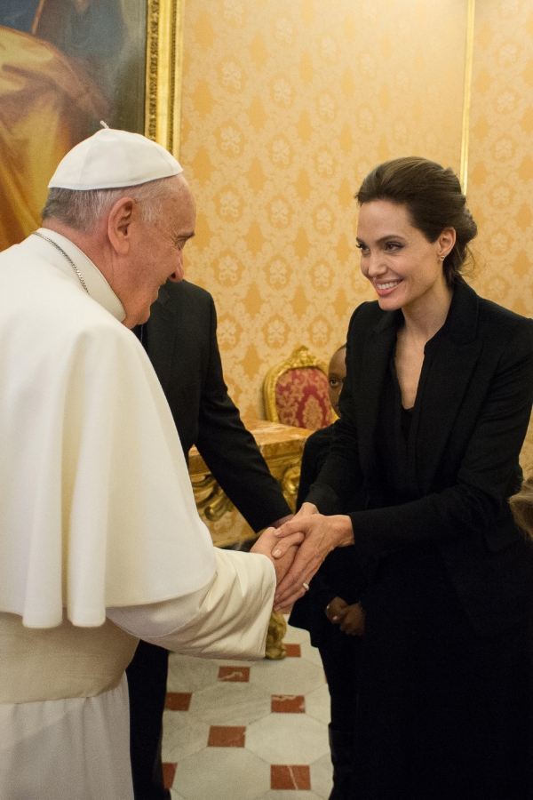 Angelina Jolie spotyka się z papieżem przy okazji pokazu filmu Niezłomny  - Zdjęcie nr 1