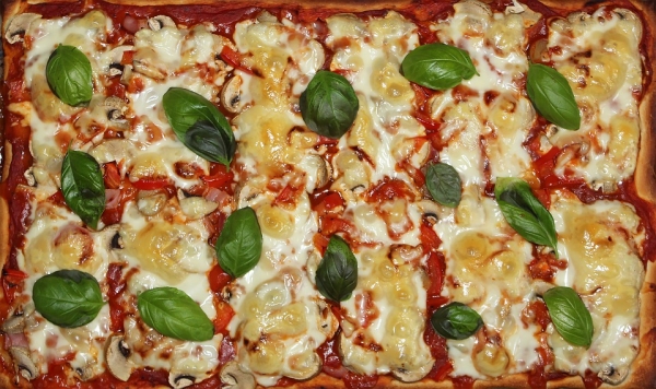 Pizza margarita ma przypominać włoską flagę dzięki dodatkom- zielonej bazylii, białej mozzarelli i czerwonym pomidorom