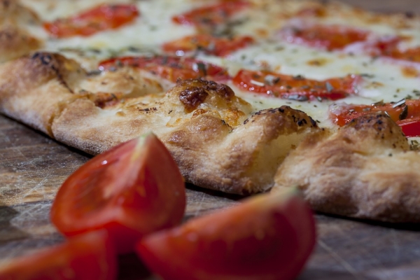 Pizza margarita powstała od imienia królowej Margherita di Savoia, dla której napoleoński piekarz upiekł specjalne zamówienie
