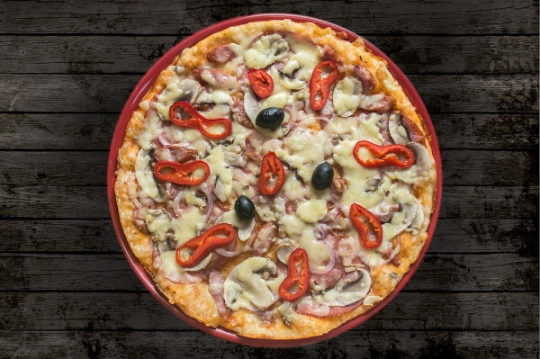 Największa pizza ważyła ponad 12 ton, a do jej zrobienia użyto prawie 4 tony sera! 