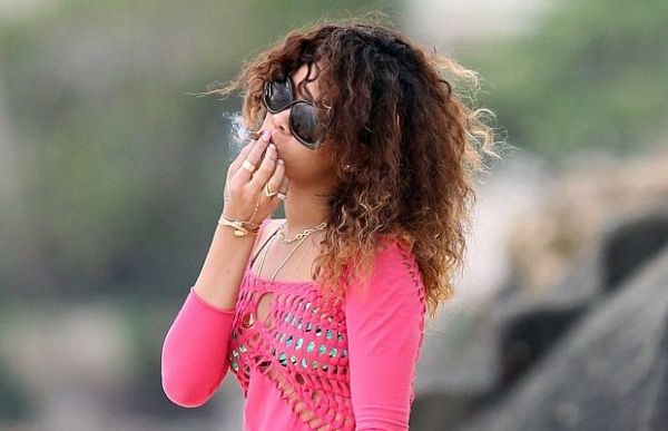Rihanna przyłapana na paleniu trawki