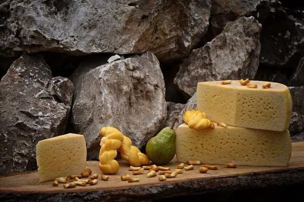 Roquefort - ceniony już w starożytności, dojrzewa w naturalnym środowisku, w grotach.