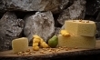 Roquefort - ceniony już w starożytności, dojrzewa w naturalnym środowisku, w grotach.