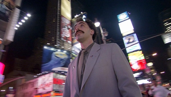 Borat: Podpatrzone w Ameryce, aby Kazachstan rósł w siłę, a ludzie żyli dostatniej (2006)