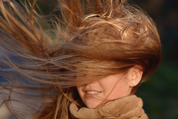 Wiatr, który niszczy fryzurę