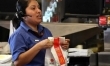 Pracownik przygotowujący posiłki typu fast food