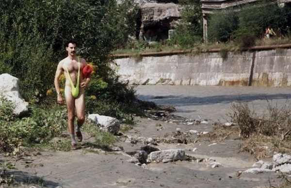 5. Borat: Podpatrzone w Ameryce, aby Kazachstan rósł w siłę, a ludzie żyli dostatniej (2006)