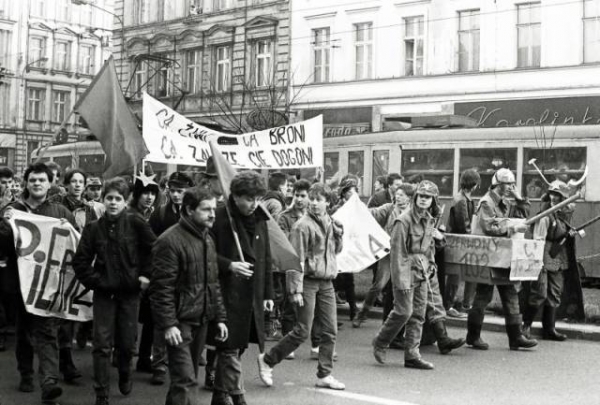 Manifestacja studencka podczas stanu wojennego  - Zdjęcie nr 18