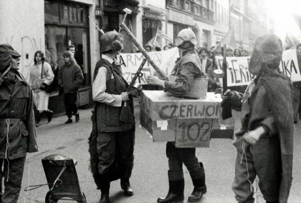 Manifestacja studencka podczas stanu wojennego  - Zdjęcie nr 10