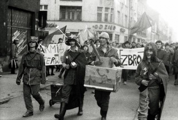 Manifestacja studencka podczas stanu wojennego  - Zdjęcie nr 7