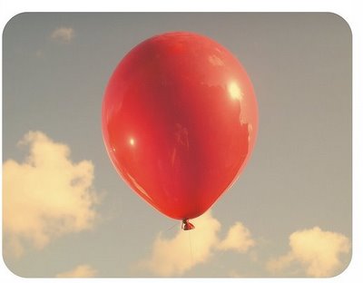 Facet z czerwonym balonikiem