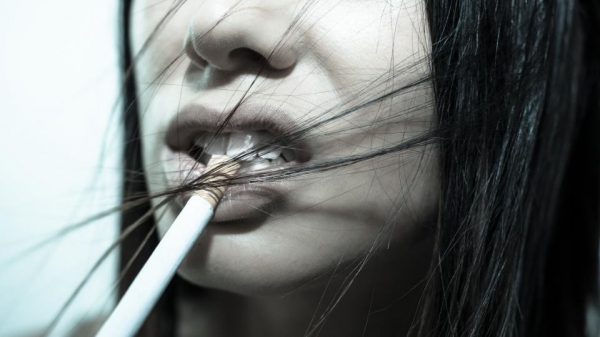 Palenie niszczy zęby, które zaczynają się przebarwiać pod wpływem dymu papierosowego