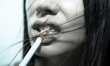 Palenie niszczy zęby, które zaczynają się przebarwiać pod wpływem dymu papierosowego