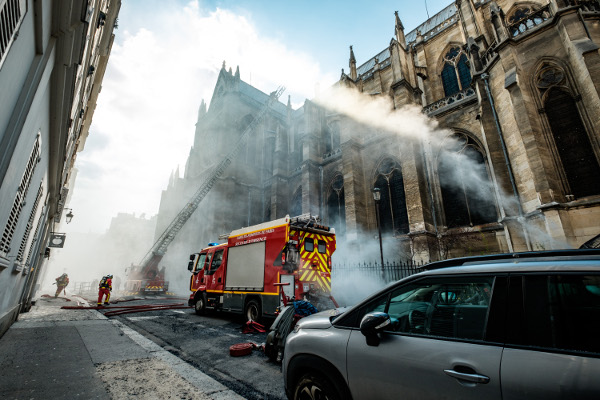 Notre-Dame płonie - fotosy z filmu  - Zdjęcie nr 8