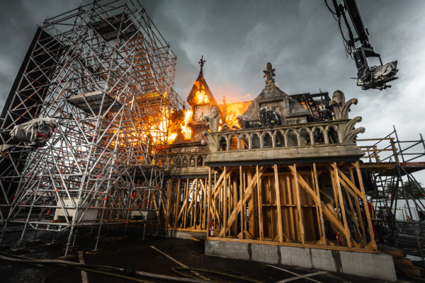 Notre-Dame płonie - fotosy z filmu  - Zdjęcie nr 7