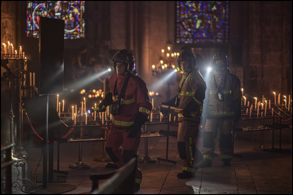 Notre-Dame płonie - fotosy z filmu  - Zdjęcie nr 3