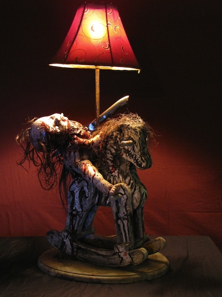 Lampka nocna w kształcie martwego dziecka-zombie na koniku bujanym