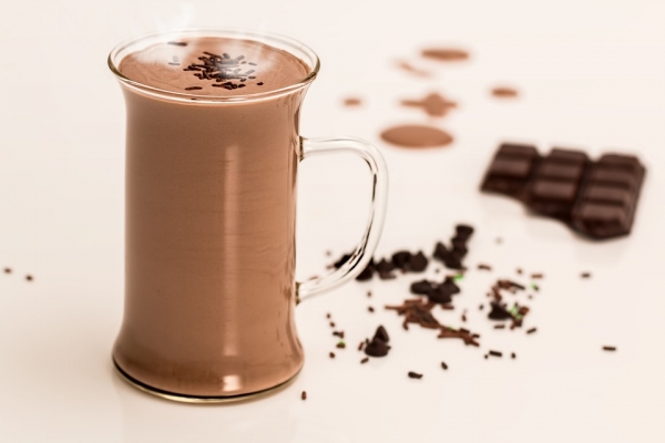 Gorzka czekolada dobrze wpływa na pracę nerek, pomaga oczyścić je z toksycznych substancji i zapobiega infekcjom