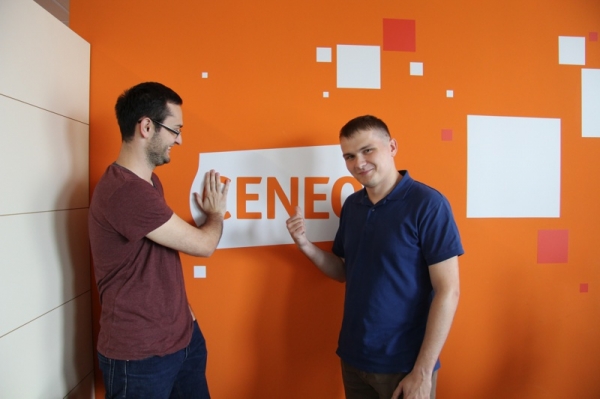 Adrian i Tomek – pracownicy Ceneo dzielnie wspierający stażystów odbywających staże w Dziale SEM/ SEO