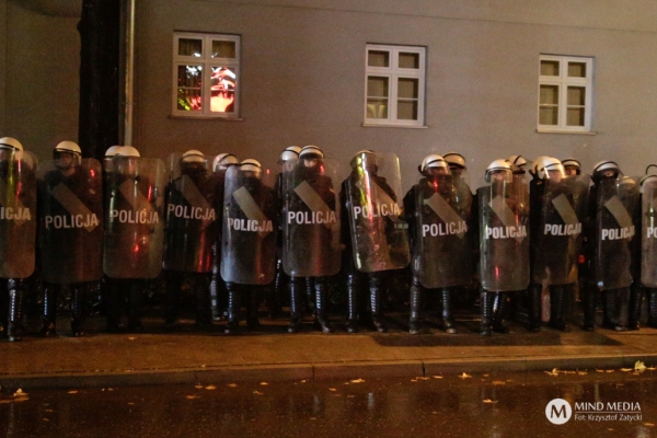 Protest pod komisariatem policji w Miliczu [ZDJĘCIA]  - Zdjęcie nr 5