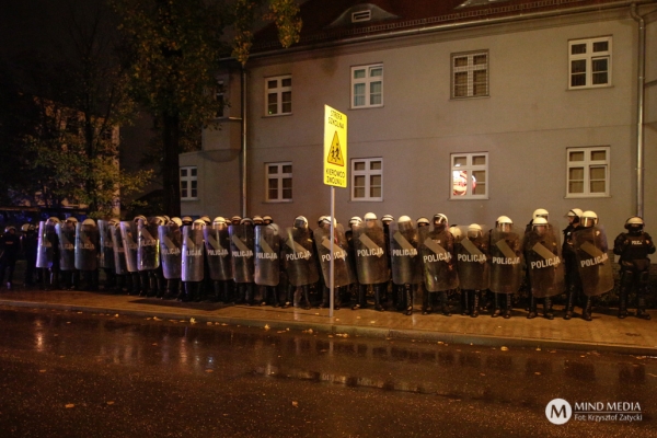 Protest pod komisariatem policji w Miliczu [ZDJĘCIA]  - Zdjęcie nr 4