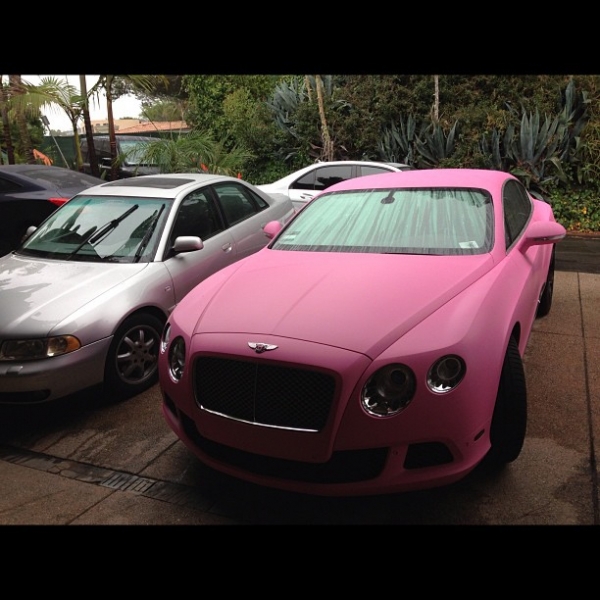 A nawet różowego Bentleya