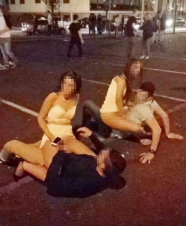 Studentki uprawiają seks przed klubem  - Zdjęcie nr 1