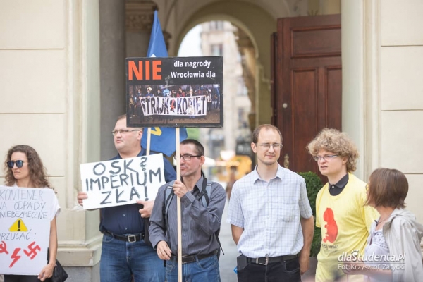 Nagroda Wrocławia 2021 - protesty przed urzędem  - Zdjęcie nr 6