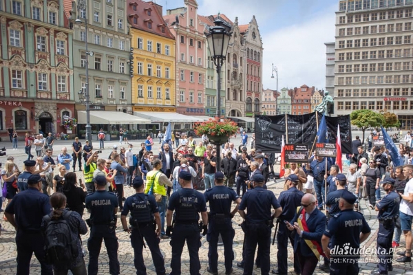 Nagroda Wrocławia 2021 - protesty przed urzędem  - Zdjęcie nr 7