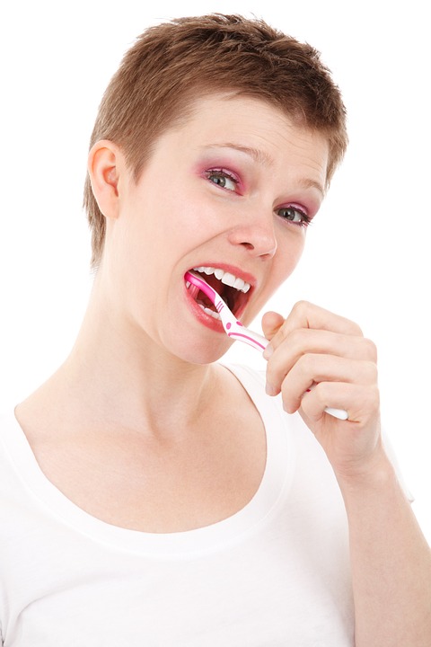 Chroni zęby, a nawet jest w stanie nieco je wybielić, działa pozytywnie na higienę jamy ustnej