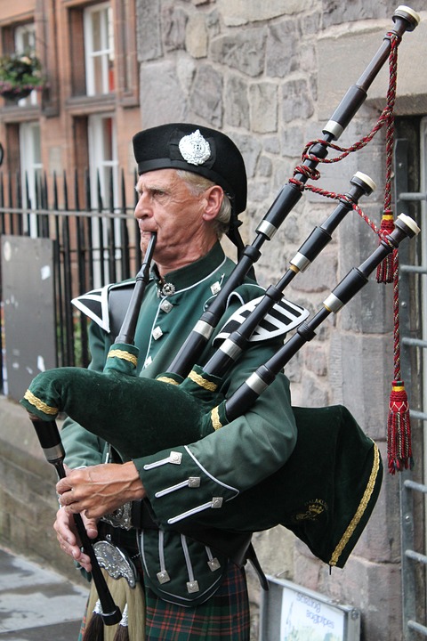 Święto andrzejkowe wywodzi się ze Szkocji(św. Andrzej jest patronem tego kraju) i jest znane obecnie w całej Europie