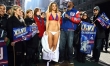 Maria Menounos w bikini po przegranym zakladzie  - Zdjęcie nr 1