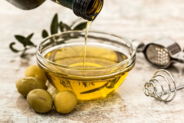 Oliwa z oliwek - zawiera zdrowe tłuszcze i antyoksydanty