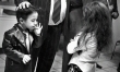 5-letni cygański chłopczyk pali papierosa podczas Sylwestra 2006 roku