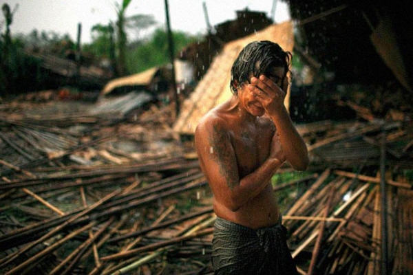 Birma, ofiara cyklonu Nargis. 29-letni Hhaing The Yu jest jednym z milionów, których katastrofa pozbawiła dachu nad głową. 