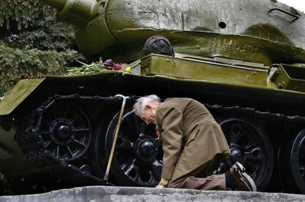 Rosja: weteran II wojny światowej po kilkudziesięciu latach znalazł czołg, w którym służył całą wojnę. Stał w małej rosyjskiej miejscowości jako pomnik
