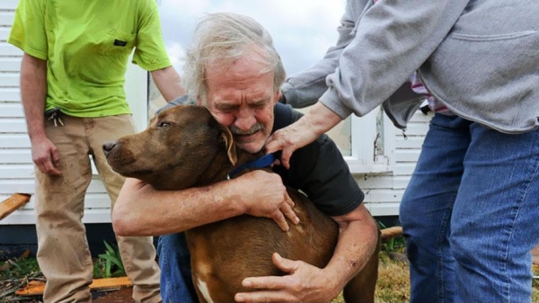 Greg Cook przytula swoją szuczkę Coco po znalezieniu jej w zniszczonym przez tornado domu