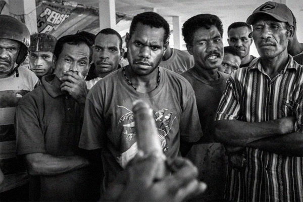 Papua: demonstracja, jak się zakłada prezerwatywę