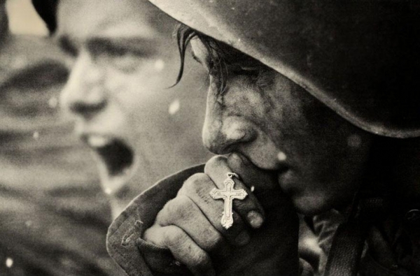 Rosyjski żołnierz przygotowuje się do bitwy o Kursk (lipiec 1943)