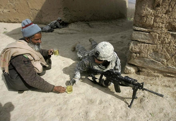 Afgańczyk przynosi herbatę żołnierzowi