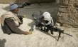Afgańczyk przynosi herbatę żołnierzowi