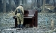 Rosyjski żołnierz gra na opuszczonym pianinie w Czeczenii