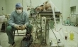 Zbigniew Religa po 23-godzinnej operacji transplantacji serca (udanej). Jego asystent śpi w kącie